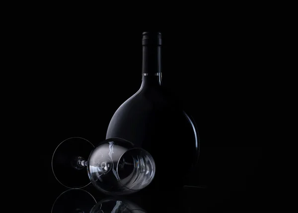 Bottiglia e bicchiere di vino su sfondo nero — Foto Stock