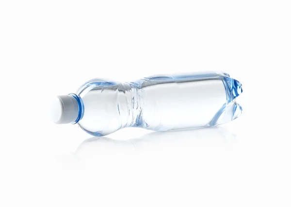 Wasser. kleine Plastikwasserflasche auf weißem Hintergrund — Stockfoto