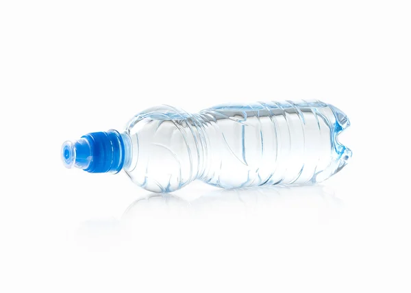 Acqua. Piccola bottiglia d'acqua di plastica su sfondo bianco — Foto Stock