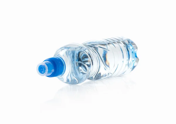 Wasser. kleine Plastikwasserflasche auf weißem Hintergrund — Stockfoto