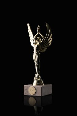 Kupası. Altın Kupa kazanan siyah arka plan üzerine