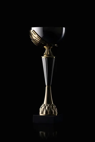 Pohár. Zlatý pohár vítěze na černém pozadí — Stock fotografie