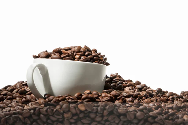 Kopje koffie met geroosterde bonen — Stockfoto