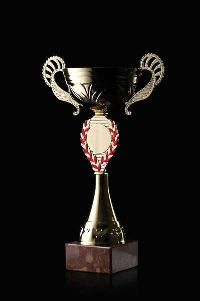 Una tazza. Coppa d'oro del vincitore su sfondo nero — Foto Stock