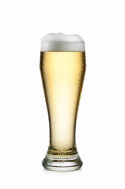 Beyaz izole cam içine hafif bira