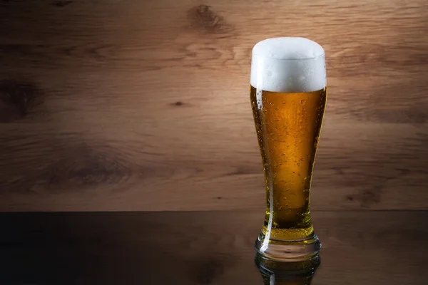 ビール。copyspace の木製の背景にビールのガス — ストック写真