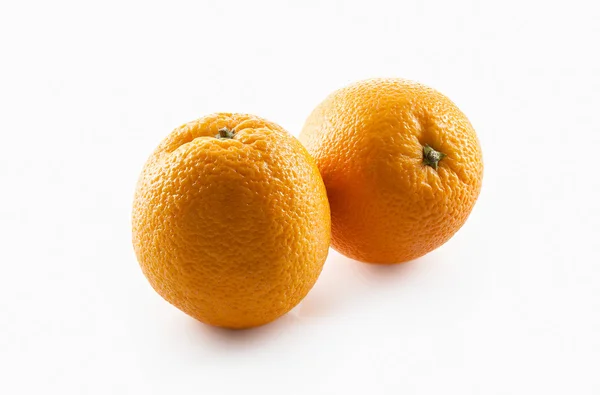 Їжа. Стиглі помаранчеві ізольовані на білому тлі — стокове фото