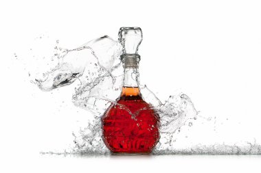 Bir şişe kırmızı şarap.