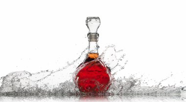 Bir şişe kırmızı şarap.