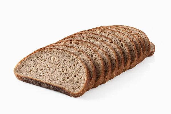 Pan de centeno en rodajas sobre fondo blanco — Foto de Stock