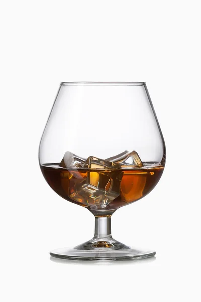 Whisky con hielo en vidrio — Foto de Stock