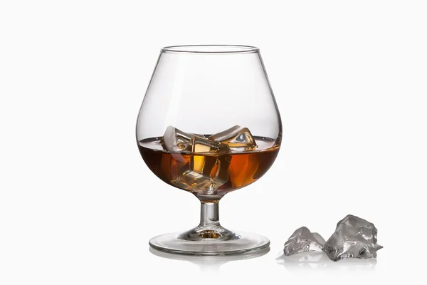 Whisky con cubetti di ghiaccio in vetro — Foto Stock