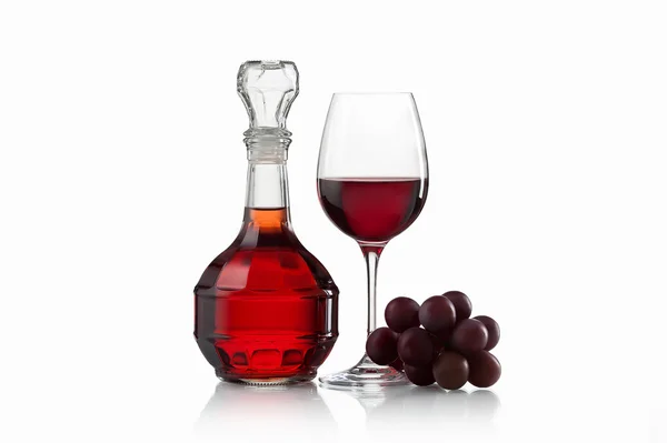 Bere e mangiare. Vetroresina, caraffa di vino e uve rosse isolate — Foto Stock