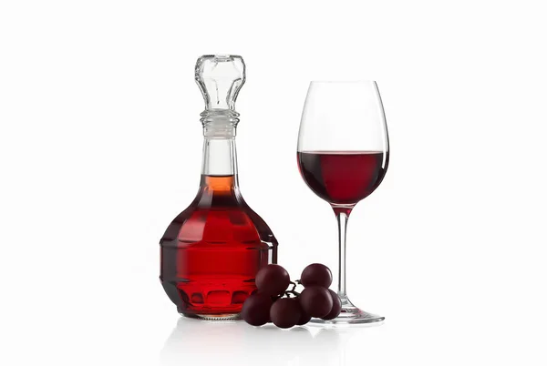Trinken und Essen. Weinglas, Weinkaraffe und rote Trauben isolieren — Stockfoto