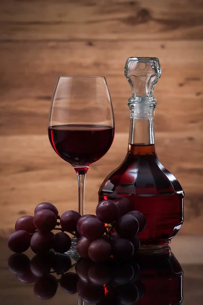 Bebida y comida. Bodega, jarra de vino y uvas tintas — Foto de Stock