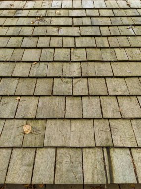 Eski ahşap kiremit dokusu. Çatı kaplaması. Yıpranmış çatı taşı.