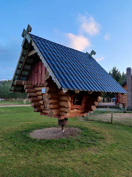 Dřevěná Herna Domek Klád Hřišti Vyřezávaný Dřevěný Dům Ruského Příběhu — Stock fotografie