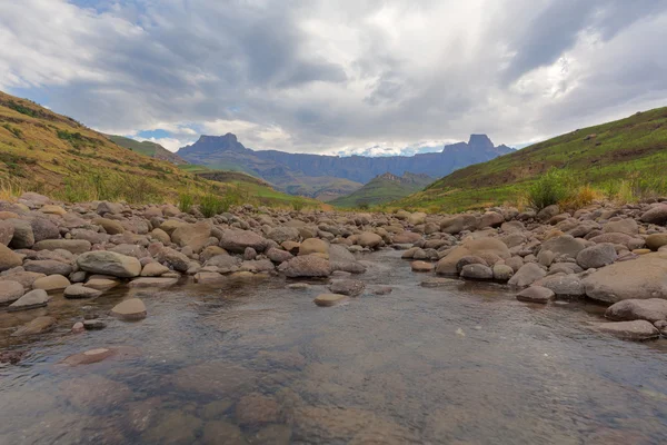 Basso livello dell'acqua nel fiume — Foto Stock