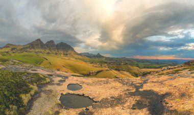 Rock havuzları, tepeler ve bulutlar