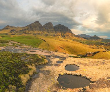 kaya havuzlarını ve tepeler