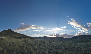 Karoo gündoğumu bulutlara