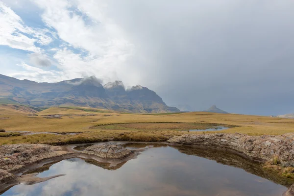 Pool and the peaks — Stock Photo, Image