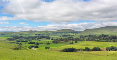 Yeşil kırsal ve bulutlar