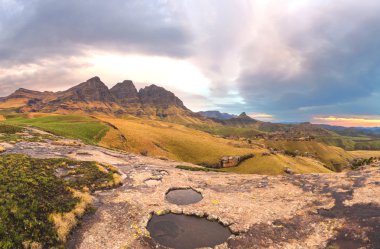 Bulutlar tepeler üzerinde