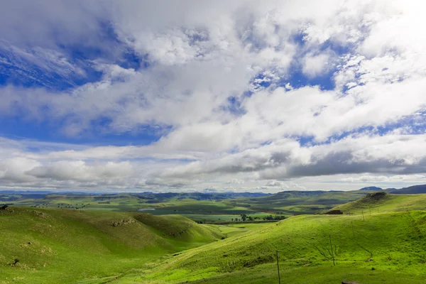 Wolken boven de groene vallei — Stockfoto