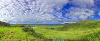 Yeşil Vadi mavi gökyüzü ve beyaz bulutlar