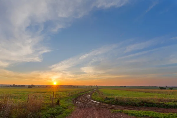 Puesta de sol sobre tierras agrícolas —  Fotos de Stock