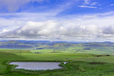 Mavi gökyüzü ve Dağları, yeşil çim