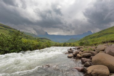 Amfi üzerinde yağmur bulutları