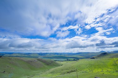 Yeşil Vadi ve mavi gökyüzü