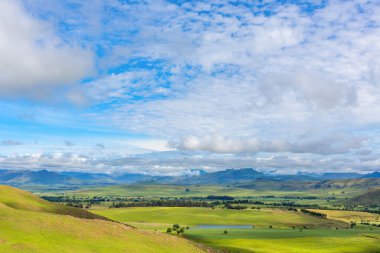 Uzak dağlar ve bulutlar