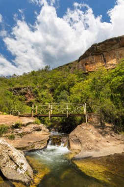 Dağdaki küçük şelalenin üzerindeki yaya köprüsü.