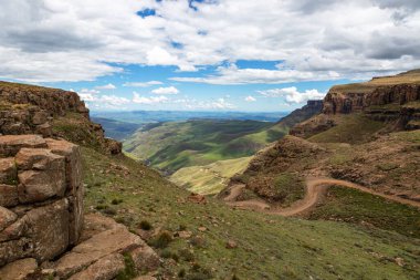 Drakensberg 'in tepesinden Sani Geçidi' ne bakıyorum.