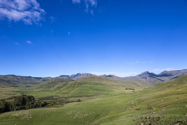 Gröna Kullar Och Blå Himmel — Stockfoto