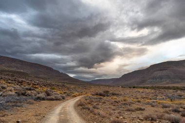 Kuru Karoo 'nun üzerinde sabahın erken saatlerinde kara bulutlar
