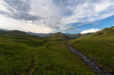Drakensberg 'deki yeşil vadi ve dağ deresi