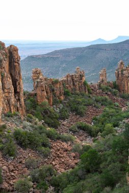 Terkedilmiş Vadi 'ye bakan kaya sütunları
