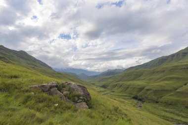 Öğleden sonra yeşil vadide alçak bulutlar