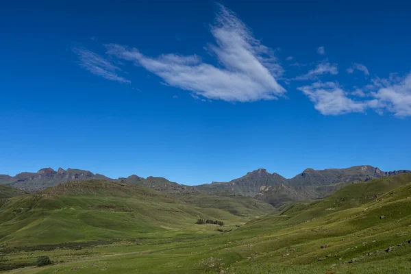 Viento Delgado Extendió Nube Contra Cielo Azul Sobre Montaña —  Fotos de Stock