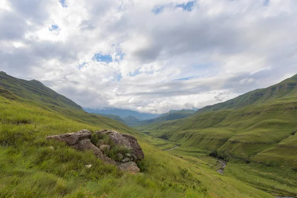 Öğleden sonra yeşil vadide alçak bulutlar