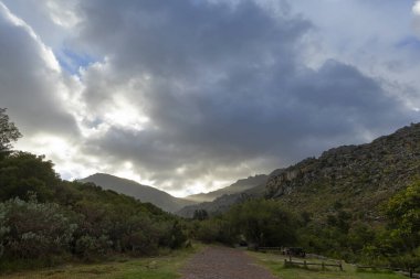 Güneş ışınları öğleden sonra bulutların altında parlıyor.