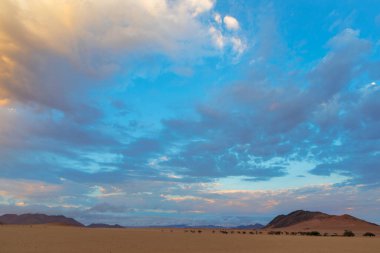 Namib Çölü 'nde güneş doğarken bulutlar renklenir