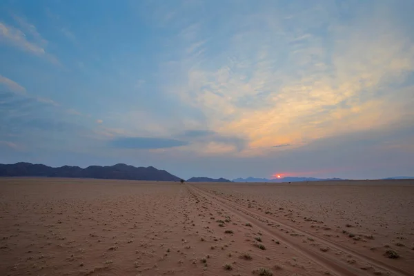 Trilhas Terra Simples Direto Através Deserto Para Montanha — Fotografia de Stock