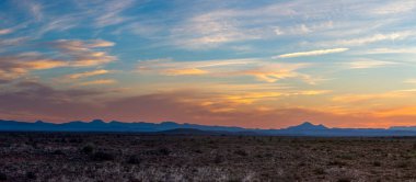 Mavi Sneeuberg dağları gün batımından sonra