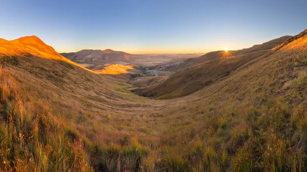 Salida del sol sobre el valle —  Fotos de Stock