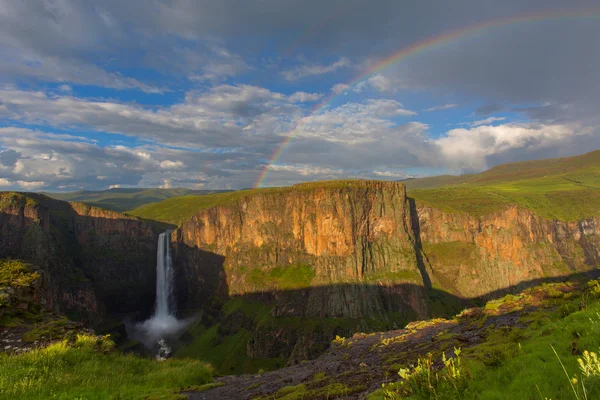 Regenbogen bei maletsunyane fällt — Stockfoto